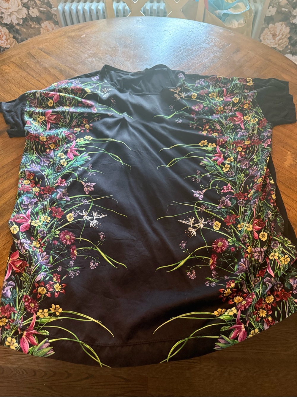 Gucci Runway Black Floral Border Short Sleeve Top